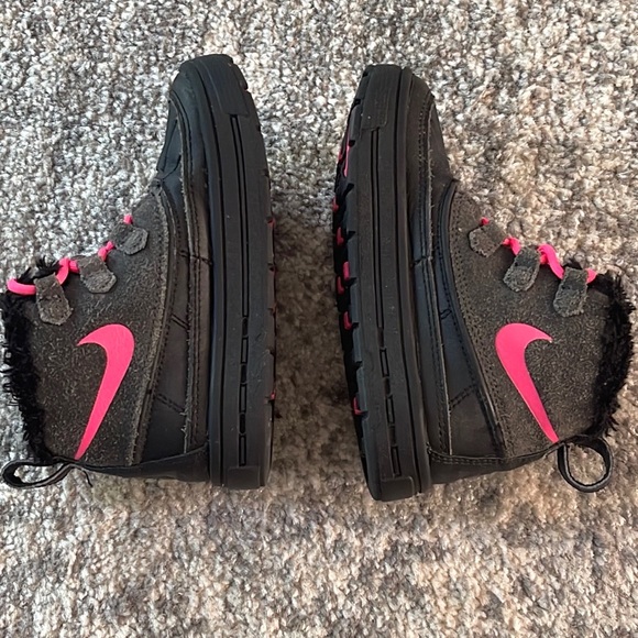 Nike Kids ACG Fur Lined Sneaker Boots Size:11C Hot Pink Black and Grey - Picture 4 of 15